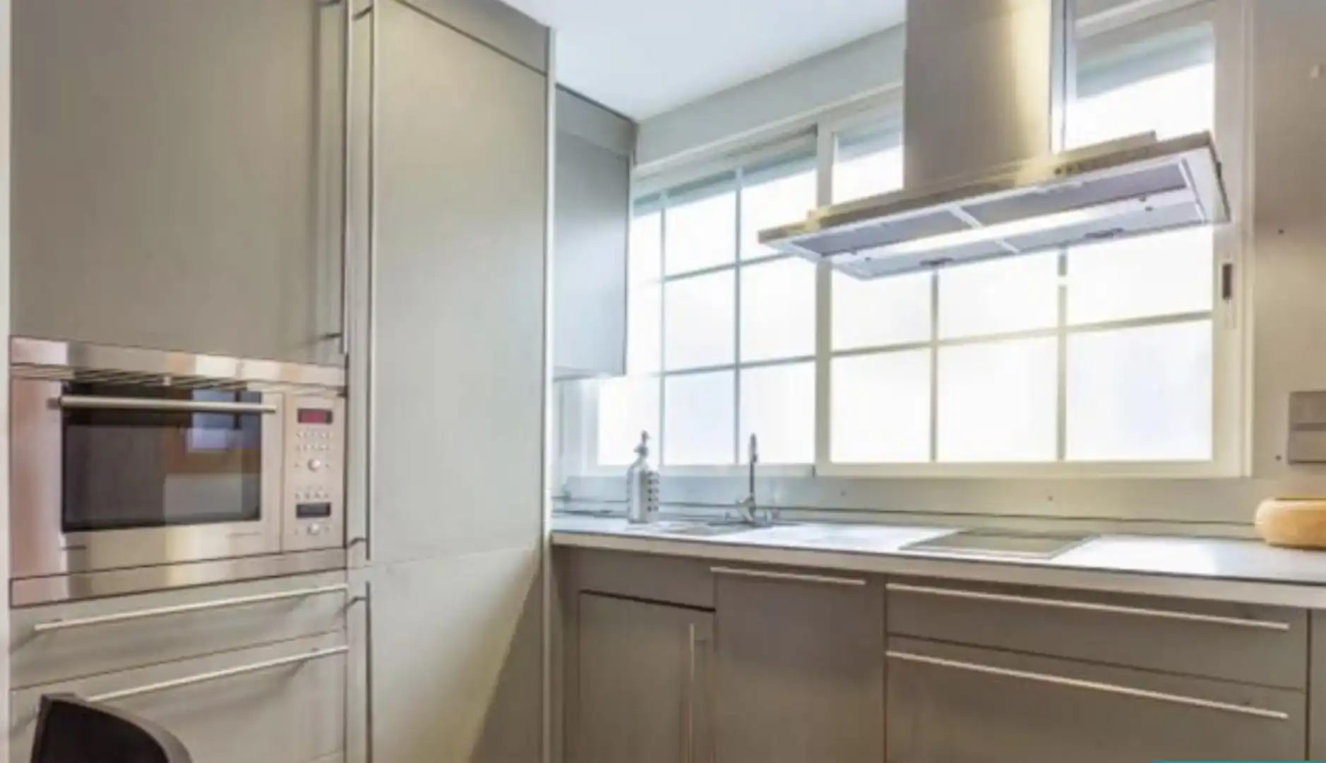 Cuina de Apartament de lloguer en Madrid amb Aire condicionat, Parquet i Moblat