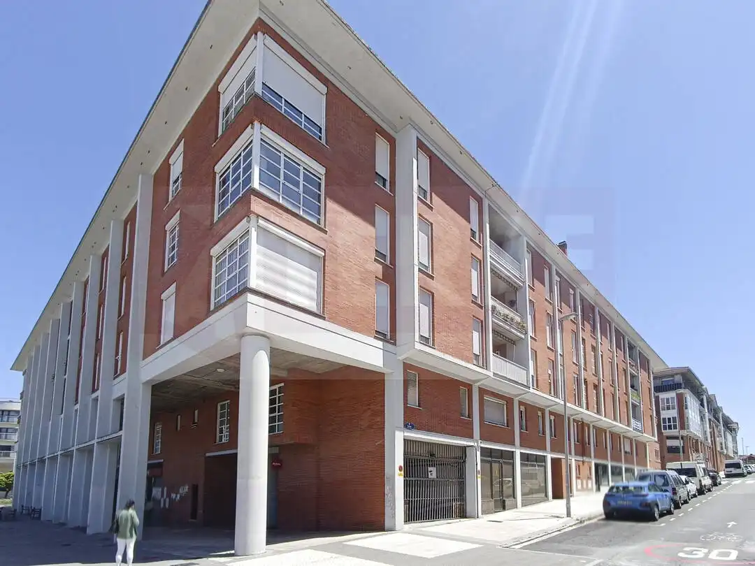 Vista exterior de Pis en venda en Donostia - San Sebastián  amb Calefacció i Traster