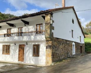 Vista exterior de Casa adosada en venda en Penagos amb Calefacció, Parquet i Balcó