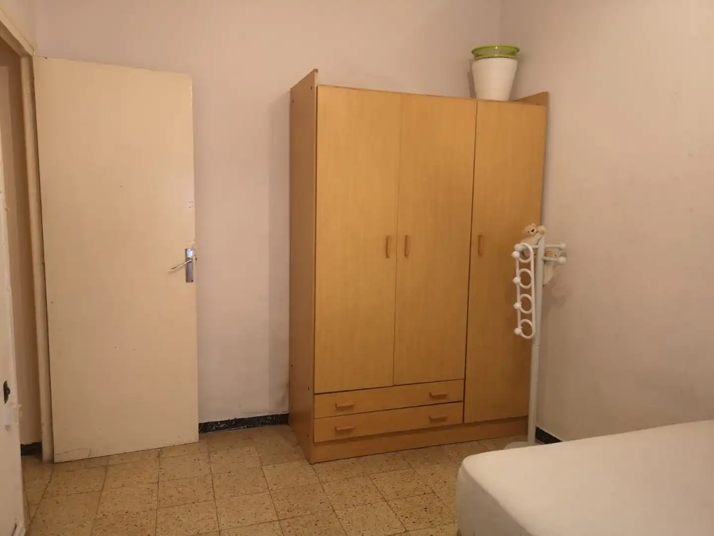 Wohnung zur Miete in N/A, Instituts - Universitat