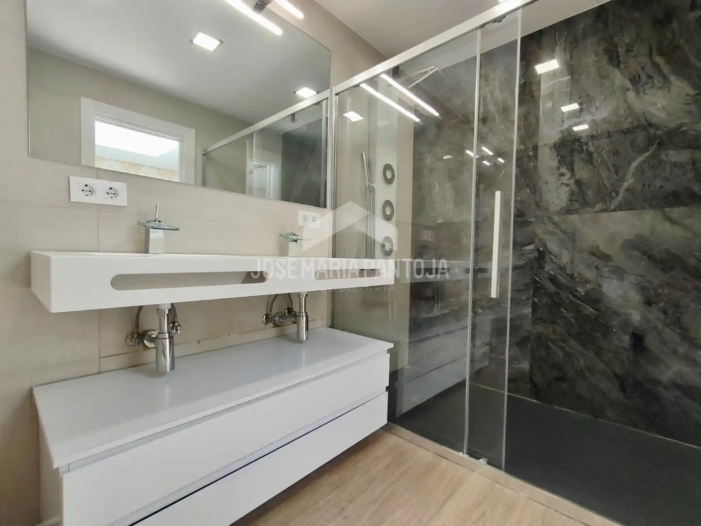 Baño de Casa adosada en venta en Jerez de la Frontera con Aire acondicionado, Calefacción y Jardín privado