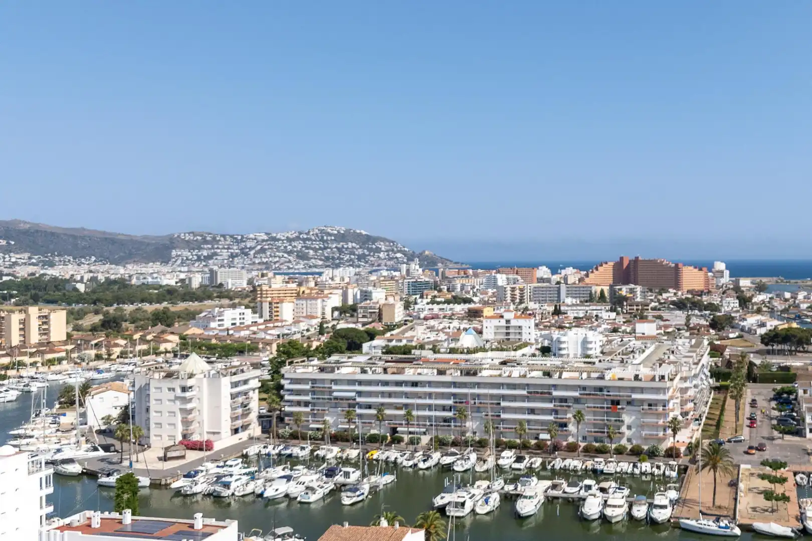 Vista exterior de Casa o xalet en venda en Roses amb Jardí privat, Terrassa i Forn
