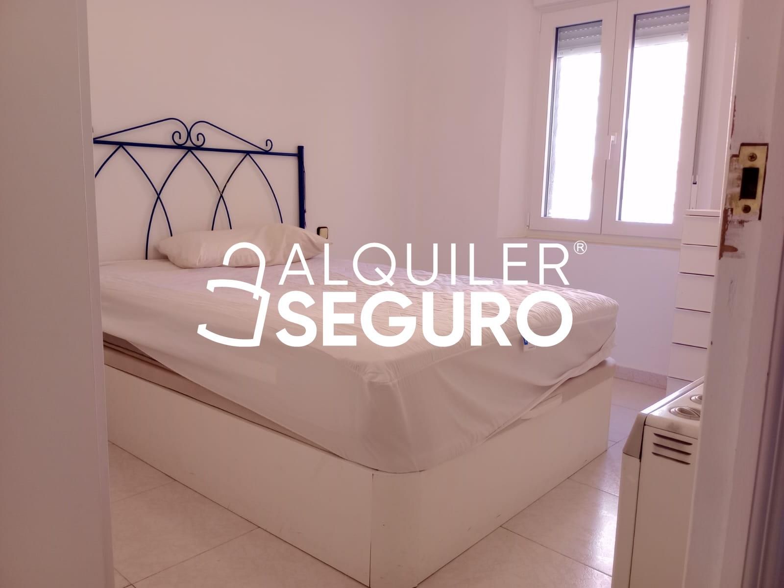 Habitación de Piso de alquiler en  Madrid Capital con Calefacción y Amueblado