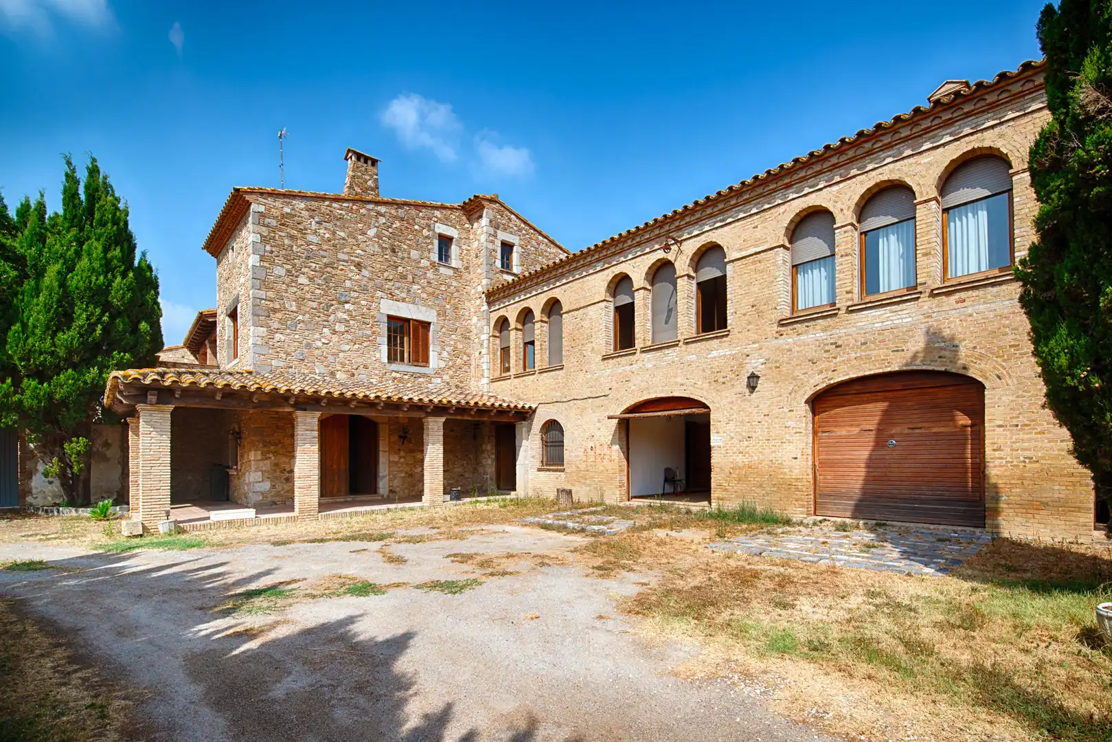 Vista exterior de Finca rústica en venda en Castelló d'Empúries amb Jardí privat i Piscina