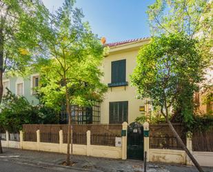 Exterior view of Single-family semi-detached for sale in  Madrid Capital  with Air Conditioner, Terrace and Balcony