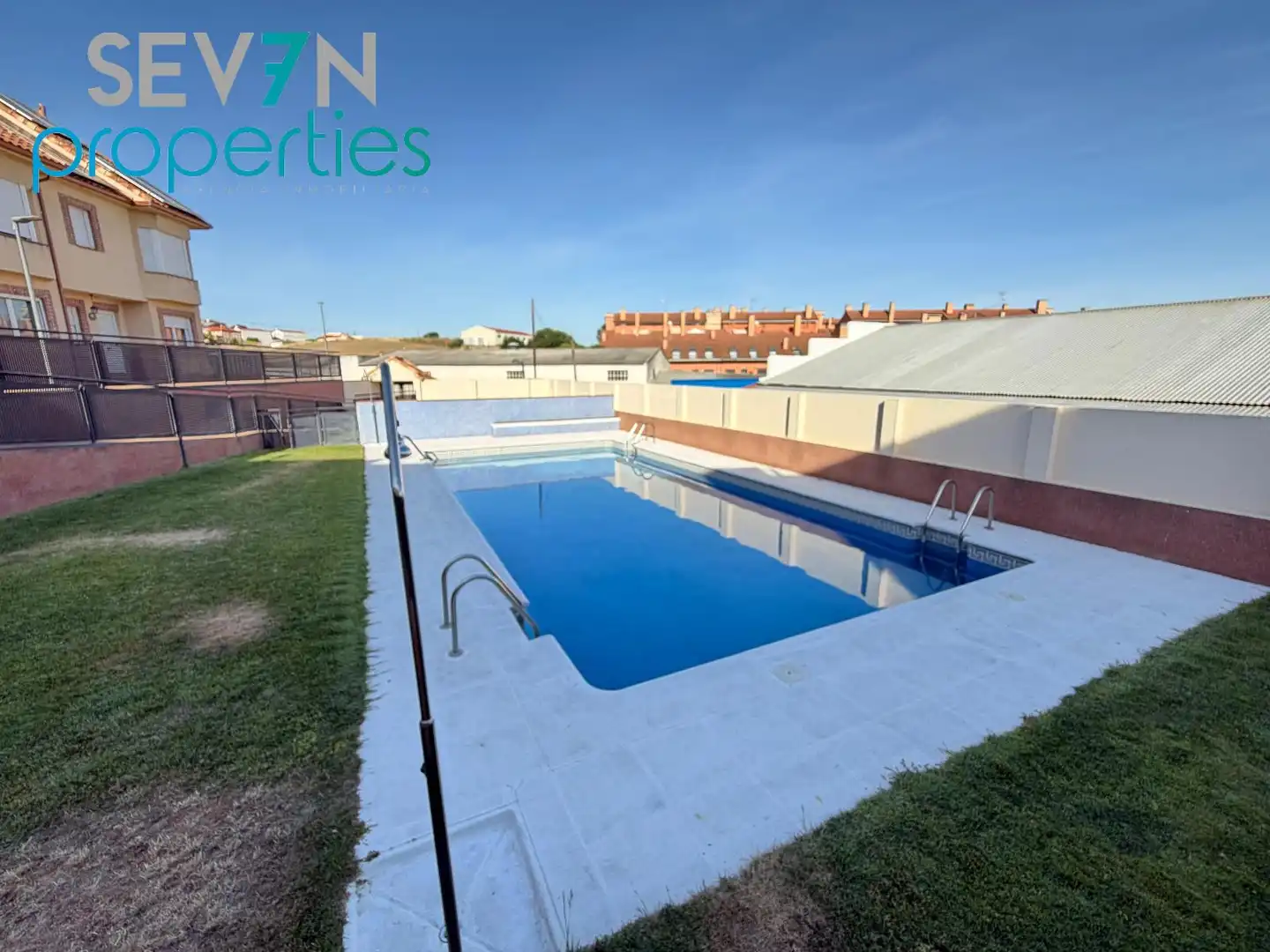 Vista exterior de Casa adosada en venda en Méntrida amb Aire condicionat, Calefacció i Jardí privat