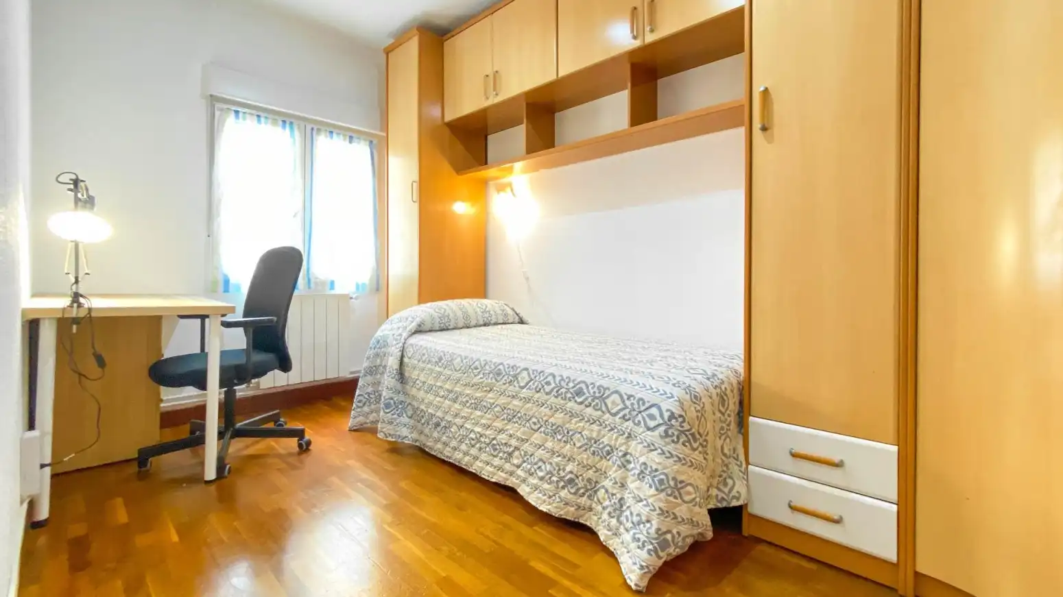 Schlafzimmer von Wohnung zur Miete in Santander mit Heizung, Parkett und Möbliert