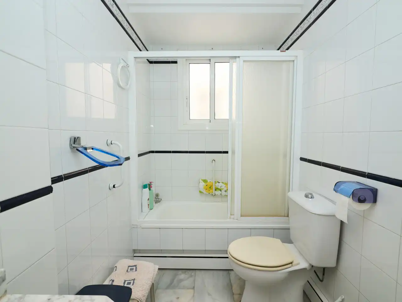 Baño de Apartamento en venta en Torrevieja con Aire acondicionado, Calefacción y Terraza