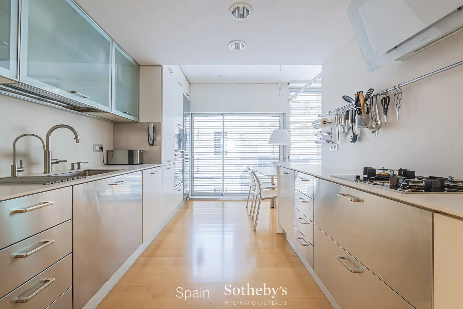 Cuina de Casa o xalet en venda en Barcelona amb Aire condicionat, Jardí privat i Terrassa