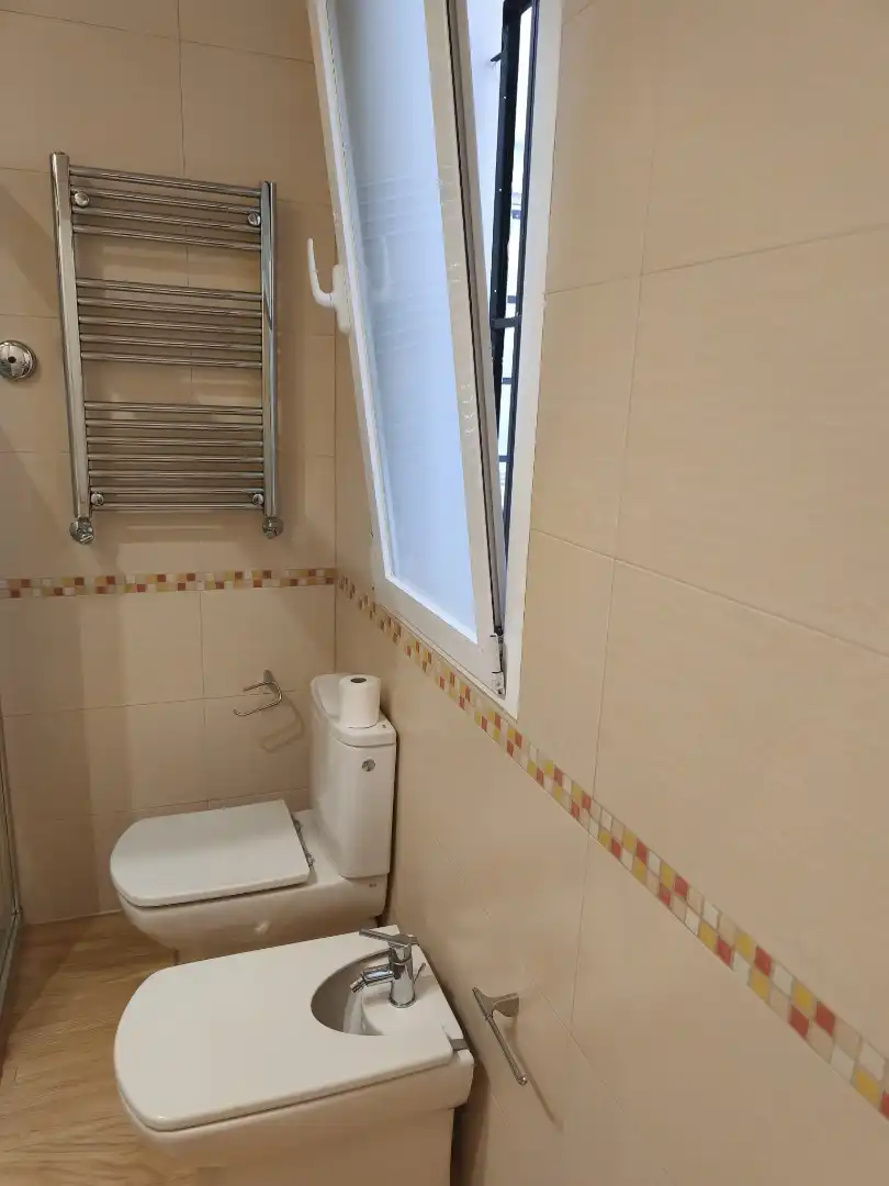 Baño de Piso de alquiler en Madrid con Calefacción, Horno y Lavadora