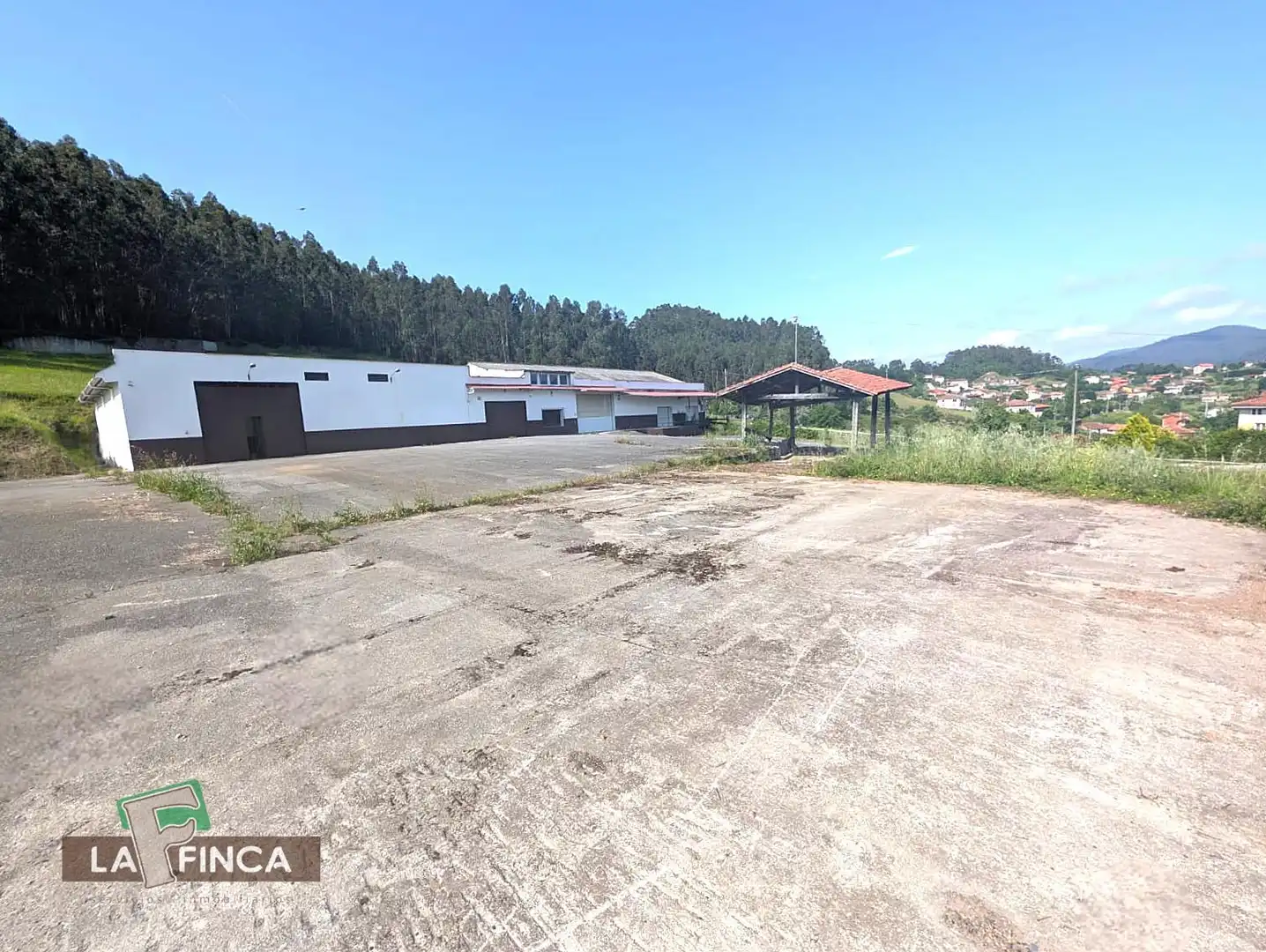 Parkplatz von Fabrikhallen zum Verkauf in Pravia
