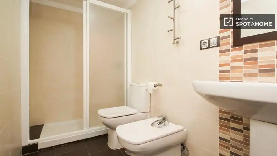 Bathroom of Flat for share in Granada  with Air Conditioner, Heating and Furnished