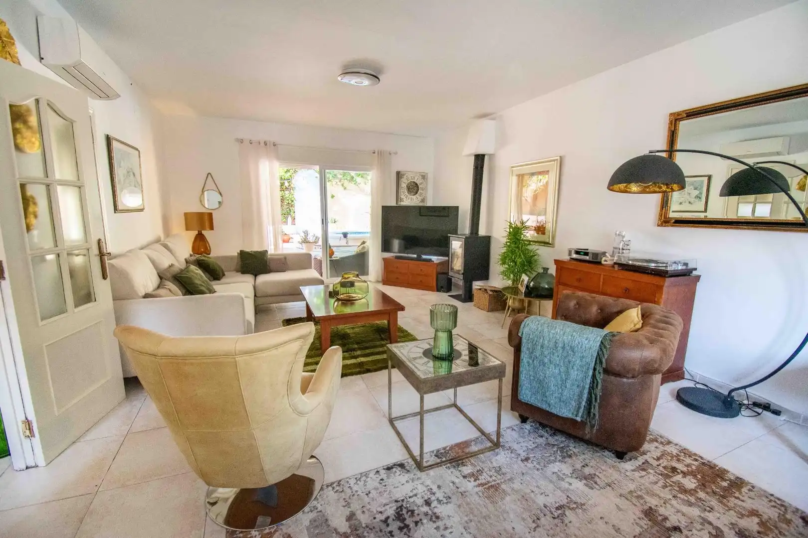 Living room of Detached homes for sale in L'Alfàs del Pi  with Air Conditioner, Private garden and Swimming Pool