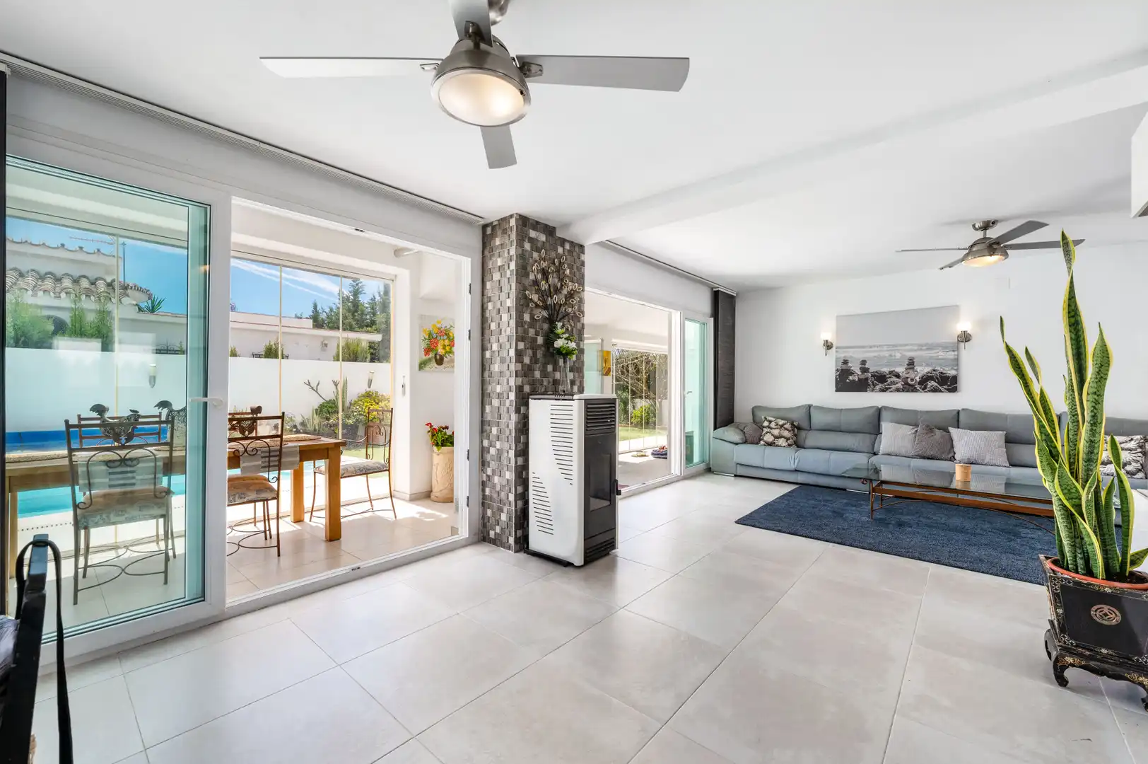 Living room of Houses for sale in Estepona  with Air Conditioner, Private garden and Terrace