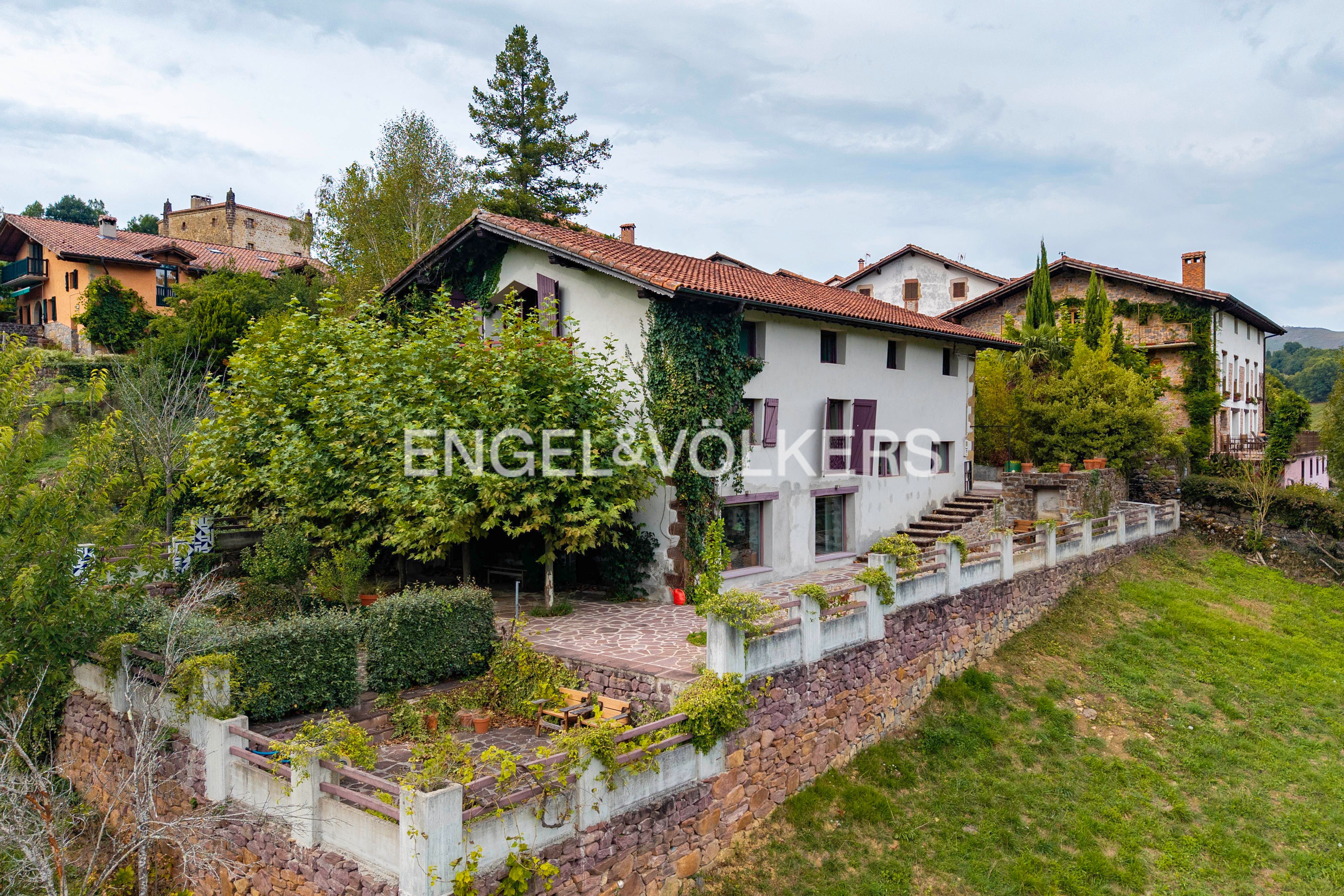 Vista exterior de Casa o xalet en venda en Baztan amb Calefacció, Jardí privat i Terrassa