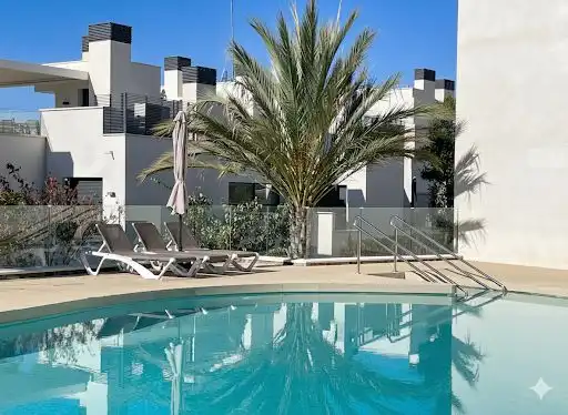 Piscina de Apartament en venda en Marbella amb Aire condicionat, Calefacció i Jardí privat