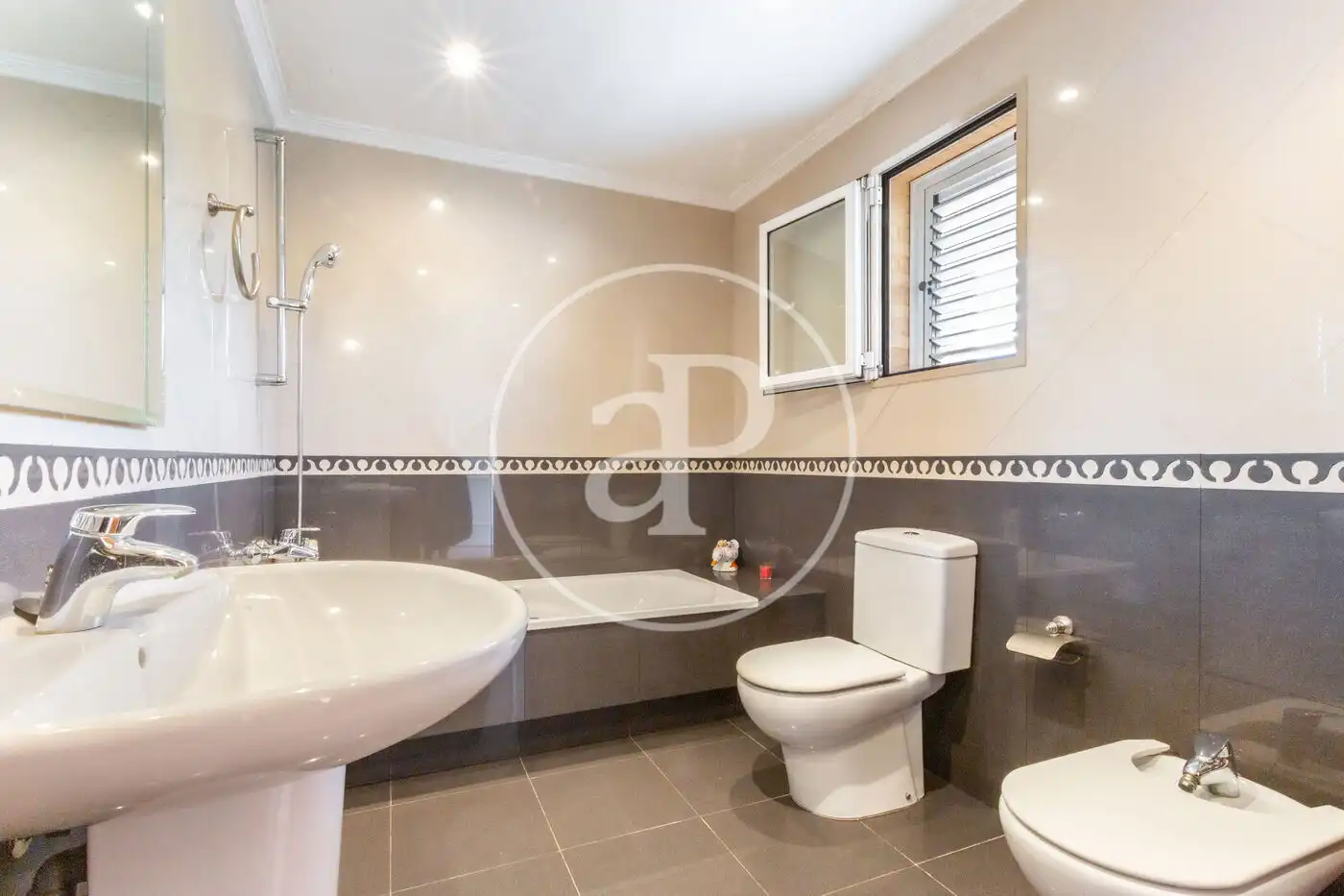 Bathroom of Houses for sale in Sagunto / Sagunt  with Air Conditioner, Heating and Private garden