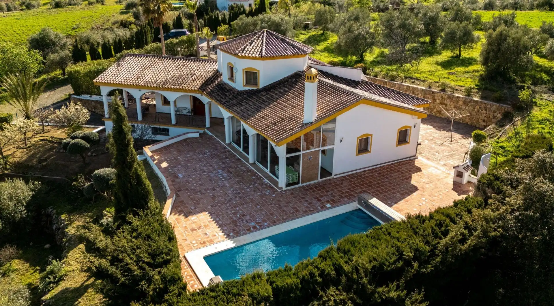 Vista exterior de Finca rústica en venda en Casarabonela amb Calefacció i Piscina