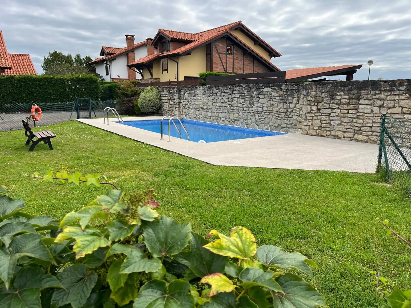 Schwimmbecken von Haus oder Chalet zum Verkauf in Suances mit Heizung, Privatgarten und Parkett