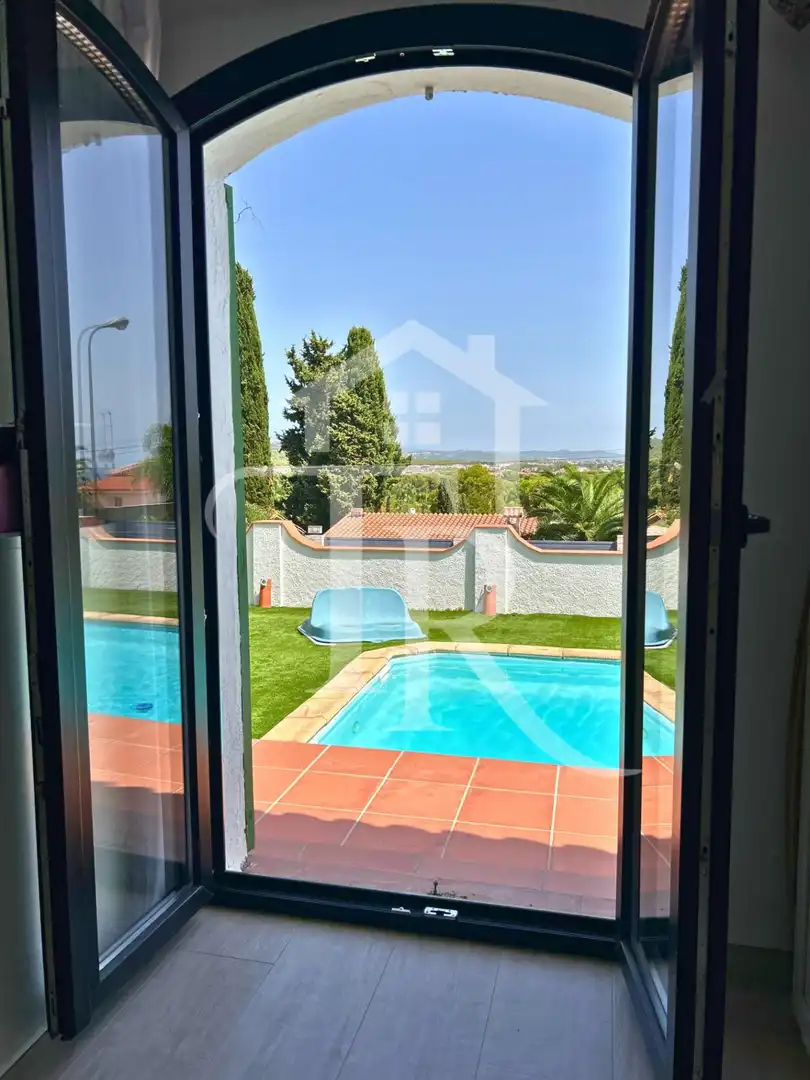 Swimming pool of Houses for sale in Roda de Berà  with Air Conditioner, Heating and Private garden