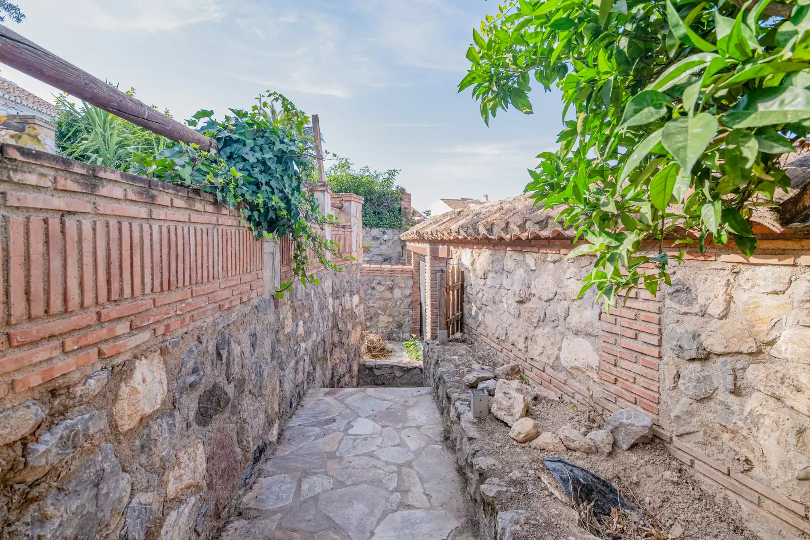 Vista exterior de Casa o xalet en venda en Las Gabias amb Jardí privat, Terrassa i Moblat