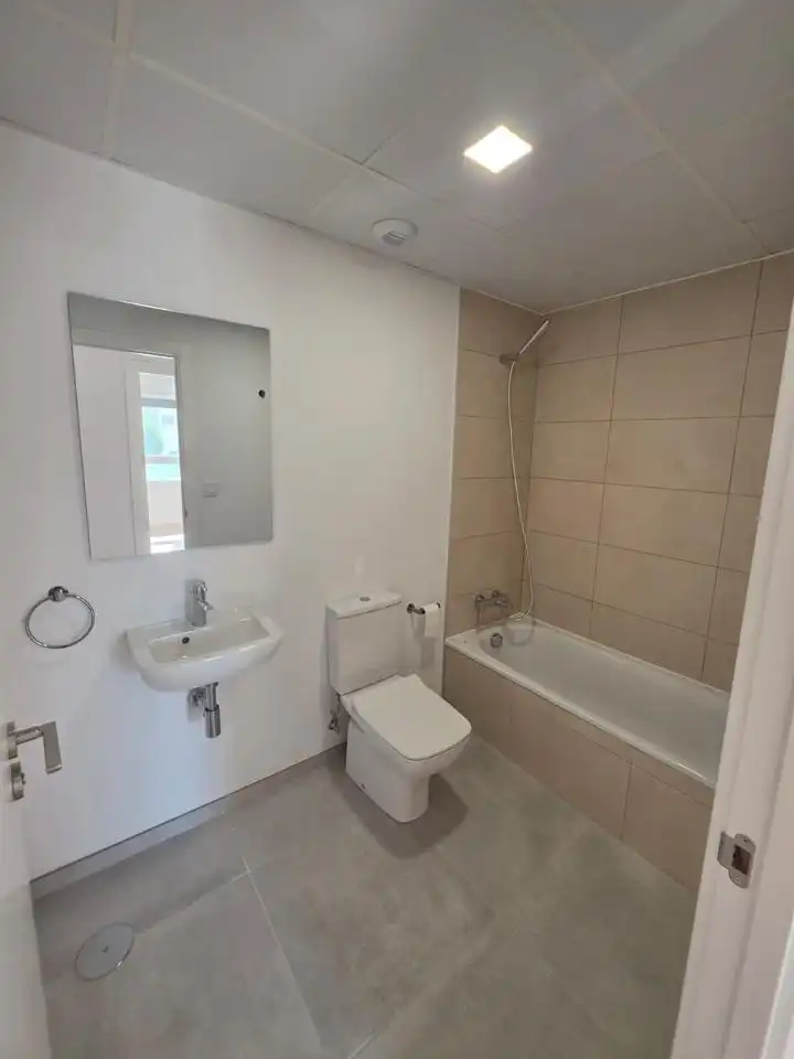 Badezimmer von Wohnung zur Miete in Dos Hermanas mit Klimaanlage, Terrasse und Gemeinschaftspool