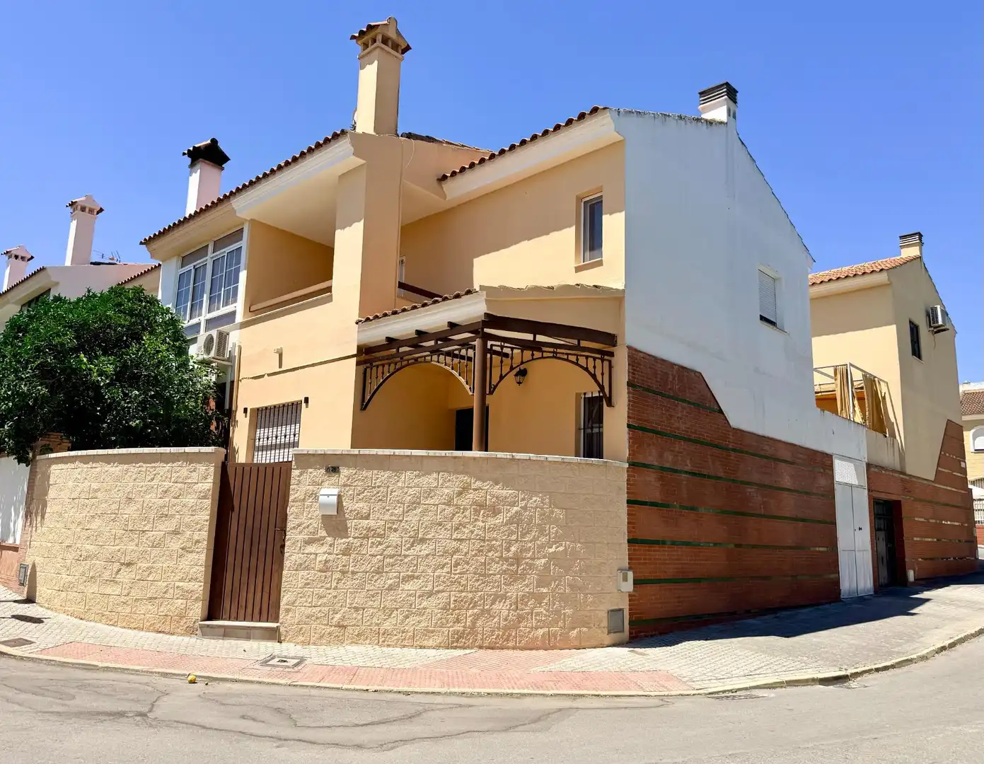 Vista exterior de Casa adosada en venda en Morón de la Frontera amb Aire condicionat, Terrassa i Traster