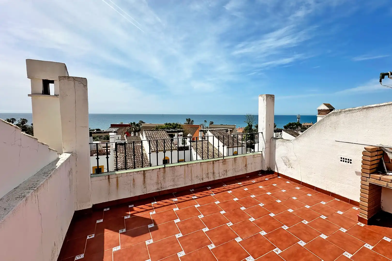 Terrasse von Einfamilien-Reihenhaus zum Verkauf in Marbella mit Klimaanlage, Heizung und Terrasse