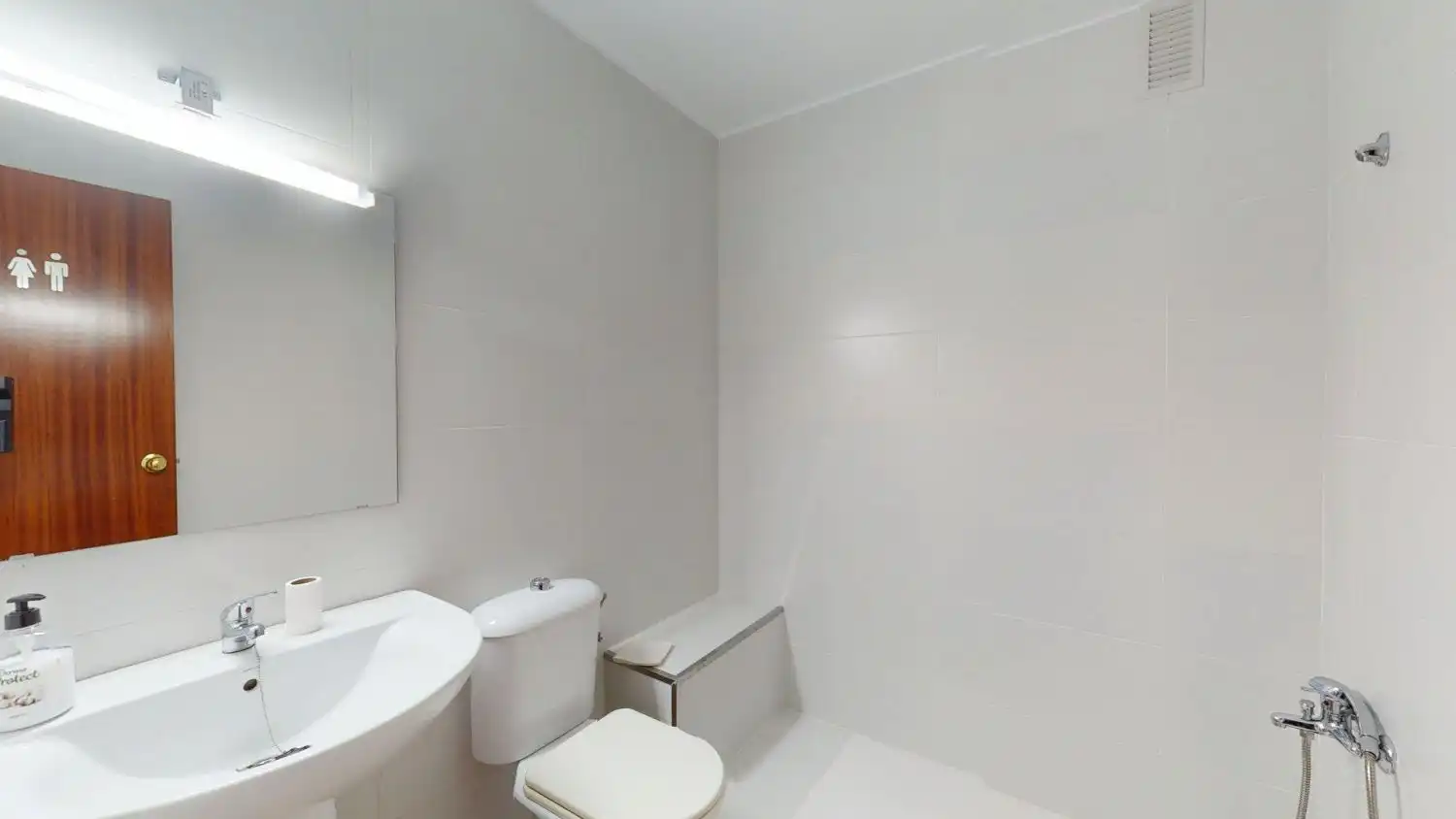 Bathroom of Office for rent in Montequinto  with Air Conditioner and Terrace