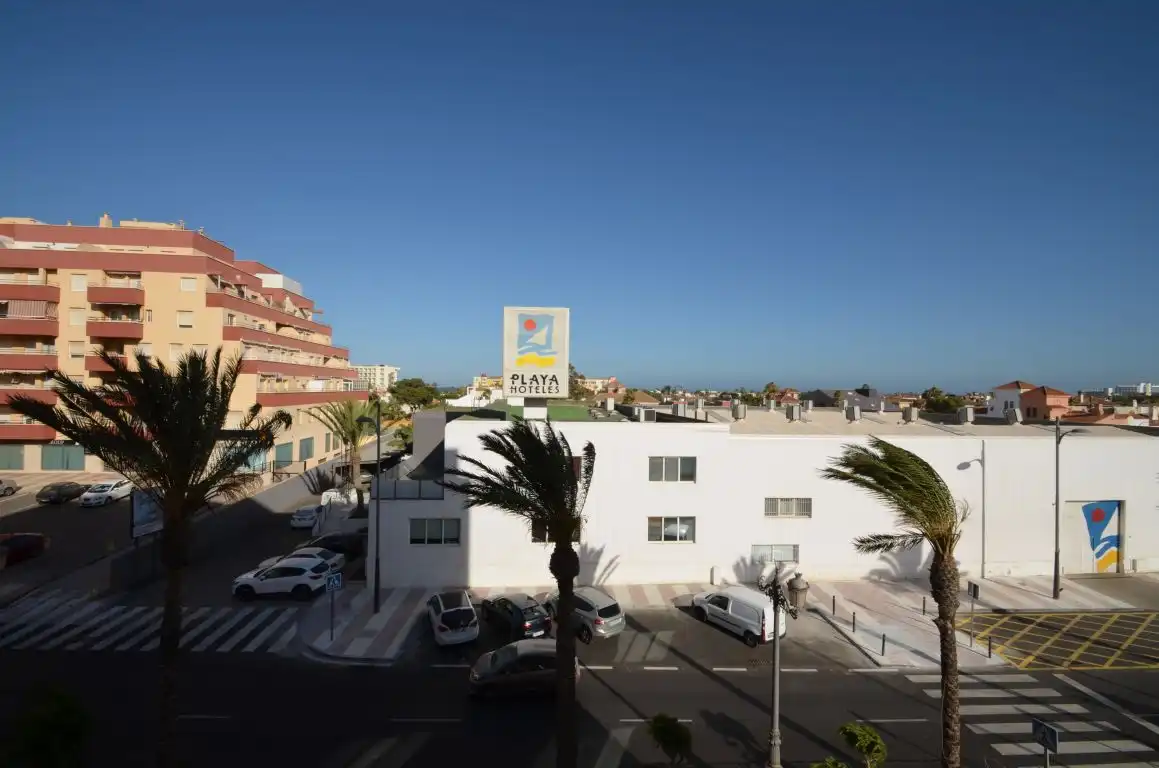 Vista exterior de Piso de alquiler en Roquetas de Mar con Terraza, Amueblado y Piscina comunitaria