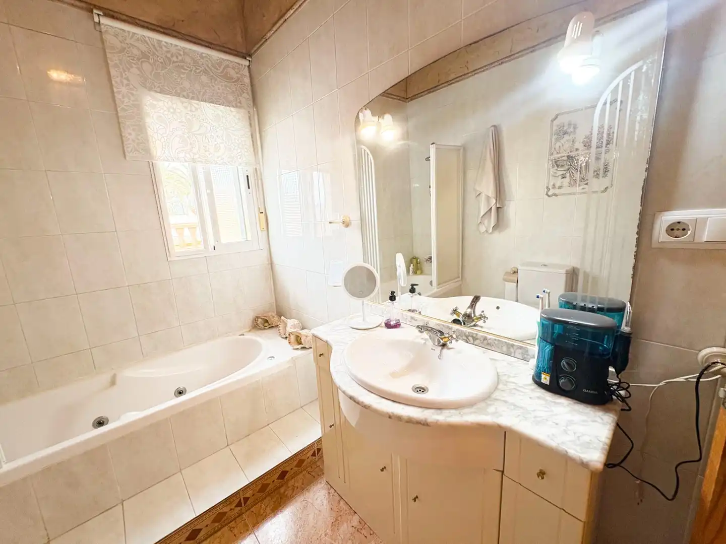 Badezimmer von Einfamilien-Reihenhaus zum Verkauf in San Isidro mit Klimaanlage, Privatgarten und Terrasse