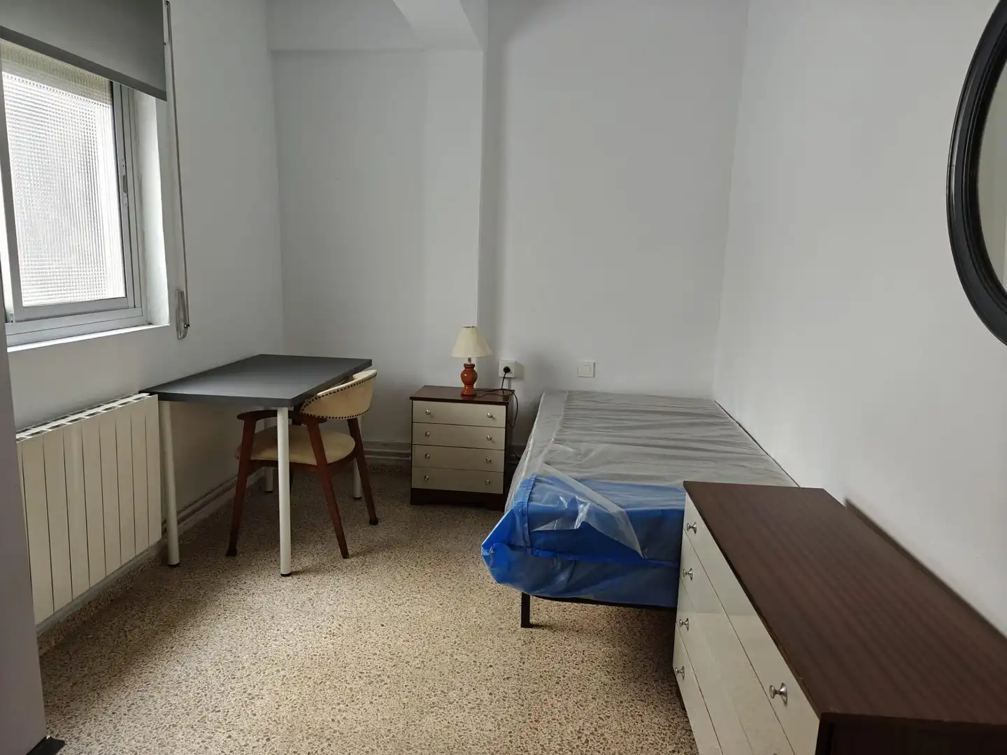 Habitación de Piso para compartir en Granada con Calefacción, Amueblado y Balcón