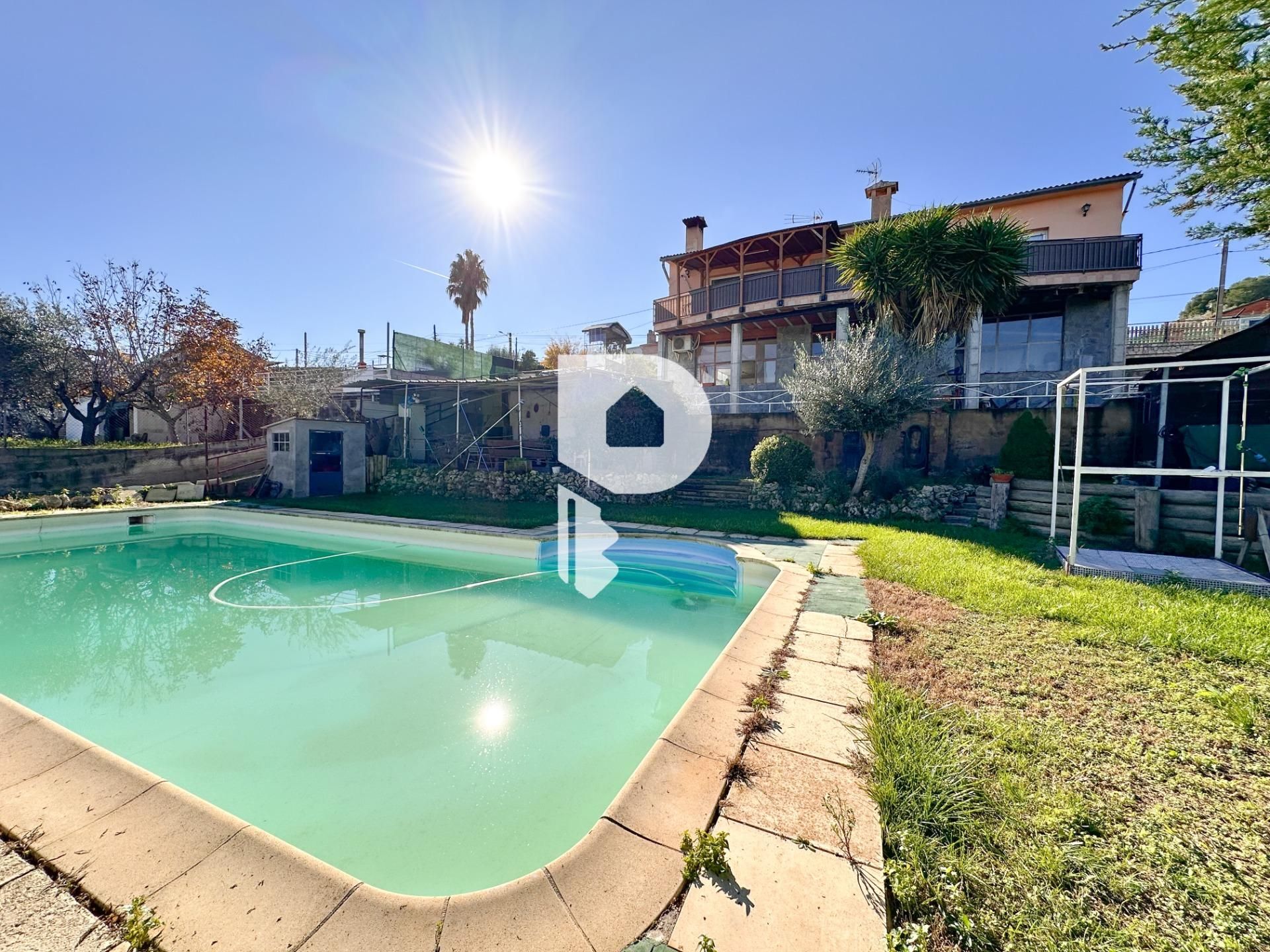 Piscina de Casa o xalet en venda en Sant Esteve Sesrovires amb Aire condicionat, Calefacció i Jardí privat