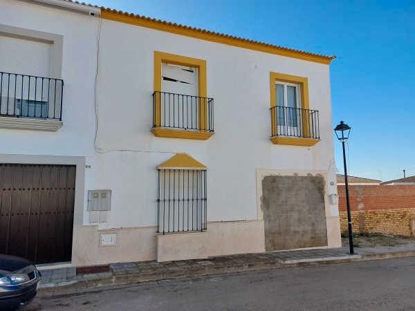Vista exterior de Casa adosada en venda en Aguadulce (Sevilla) amb Jardí privat