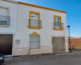 Vista exterior de Casa adosada en venda en Aguadulce (Sevilla) amb Jardí privat
