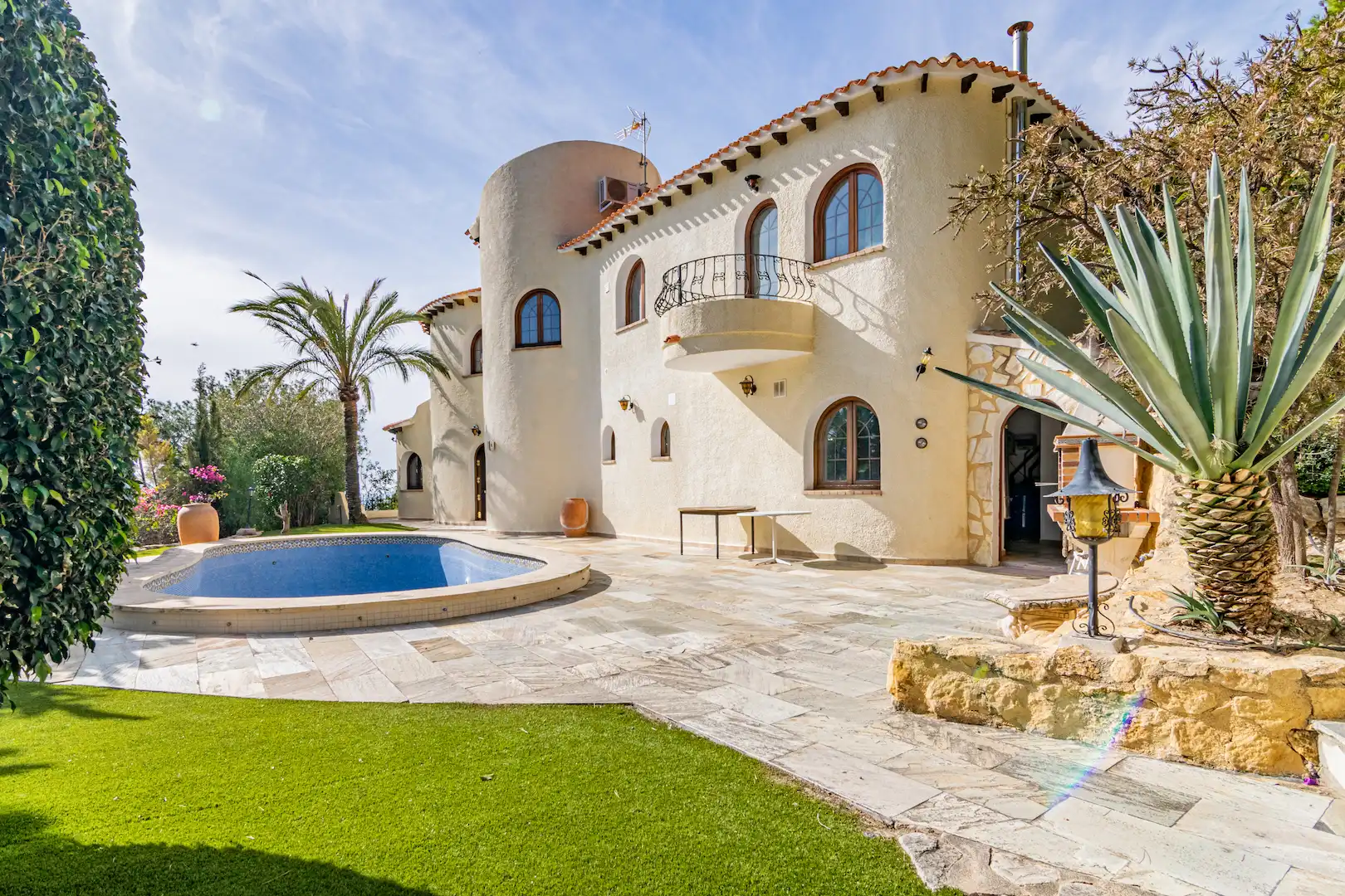 Detached house with pool for sale in Altea ciudad
