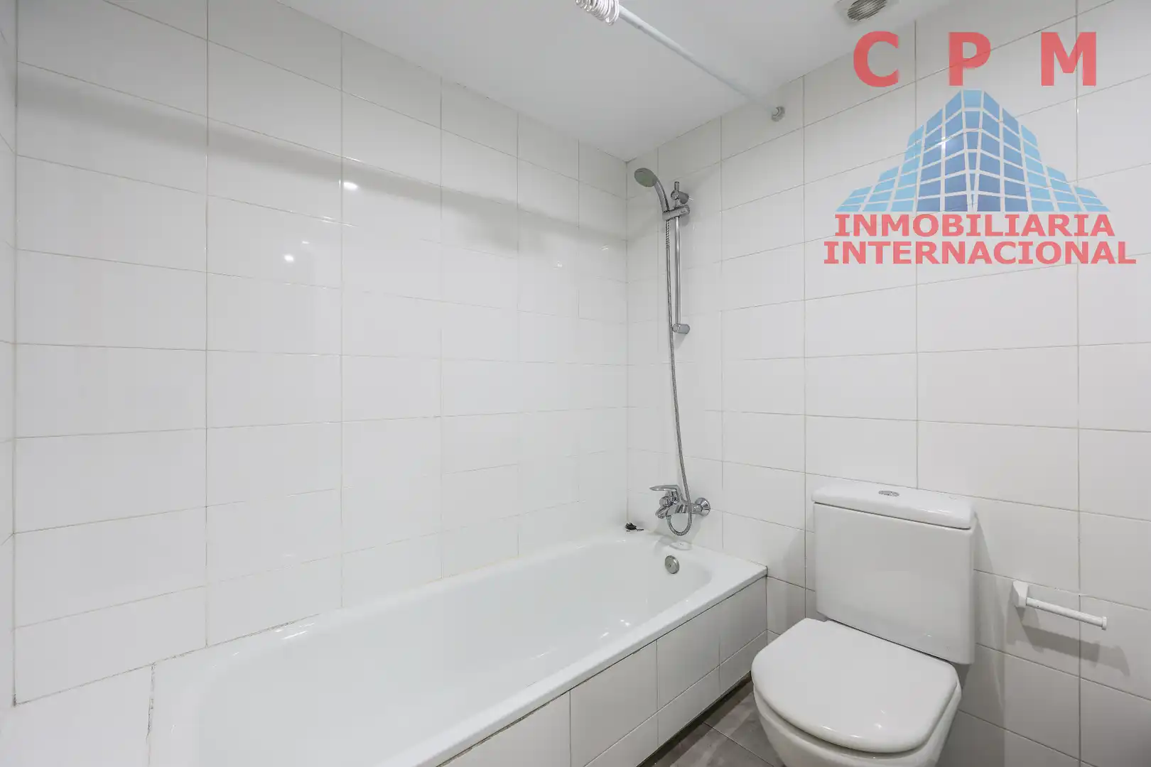 Baño de Dúplex de alquiler en Madrid con Aire acondicionado, Calefacción y Parquet