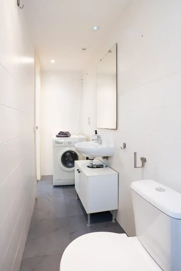 Baño de Apartamento de alquiler en Barcelona con Parquet, Amueblado y Lavadora