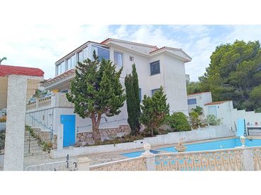 House with pool for sale in Avenida Irlanda