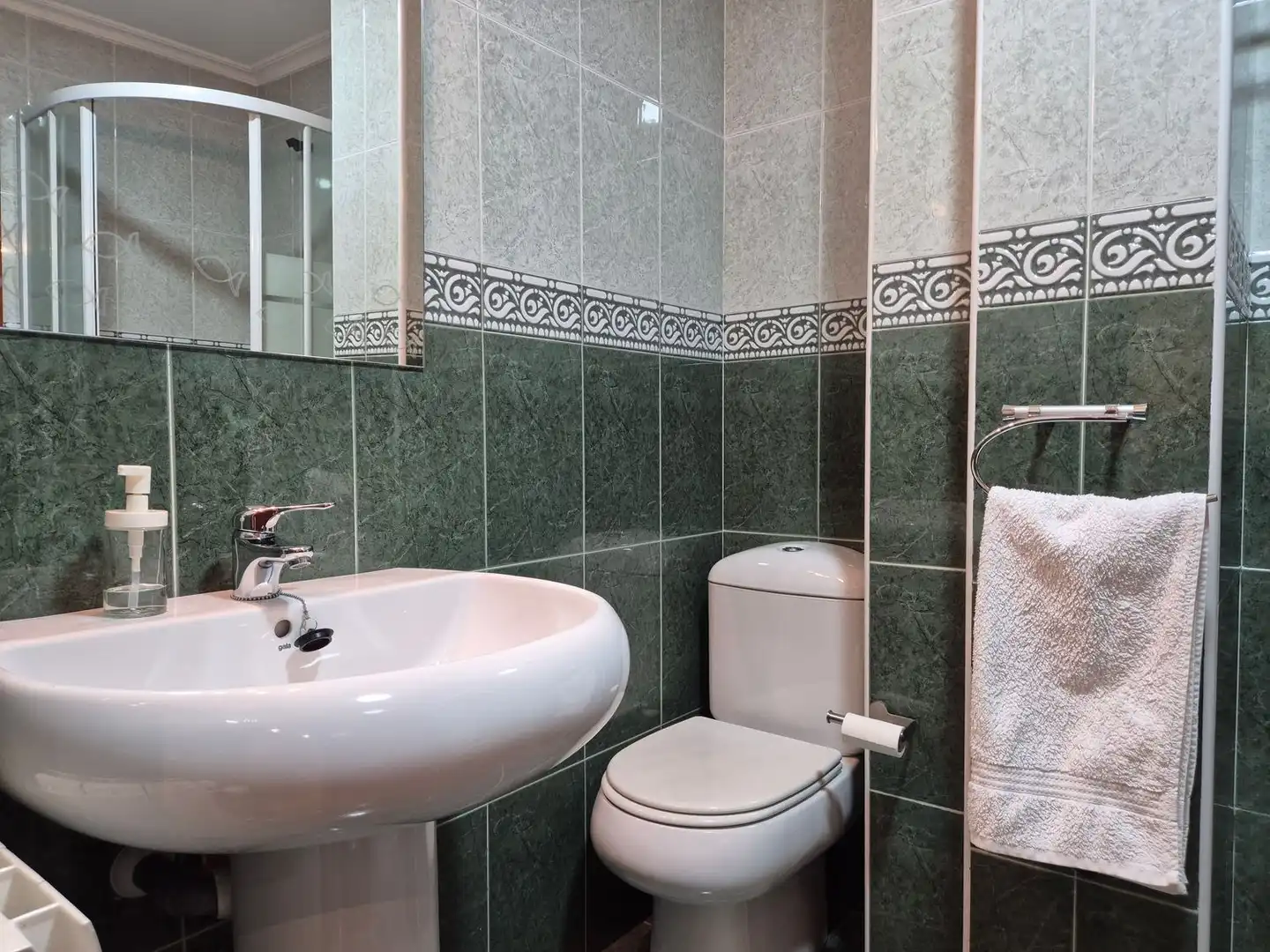 Badezimmer von Wohnung zum Verkauf in Gijón  mit Heizung, Abstellraum und Schwimmbad