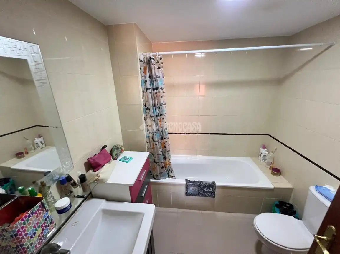 Bathroom of Flat for sale in Dos Hermanas  with Air Conditioner, Heating and Terrace