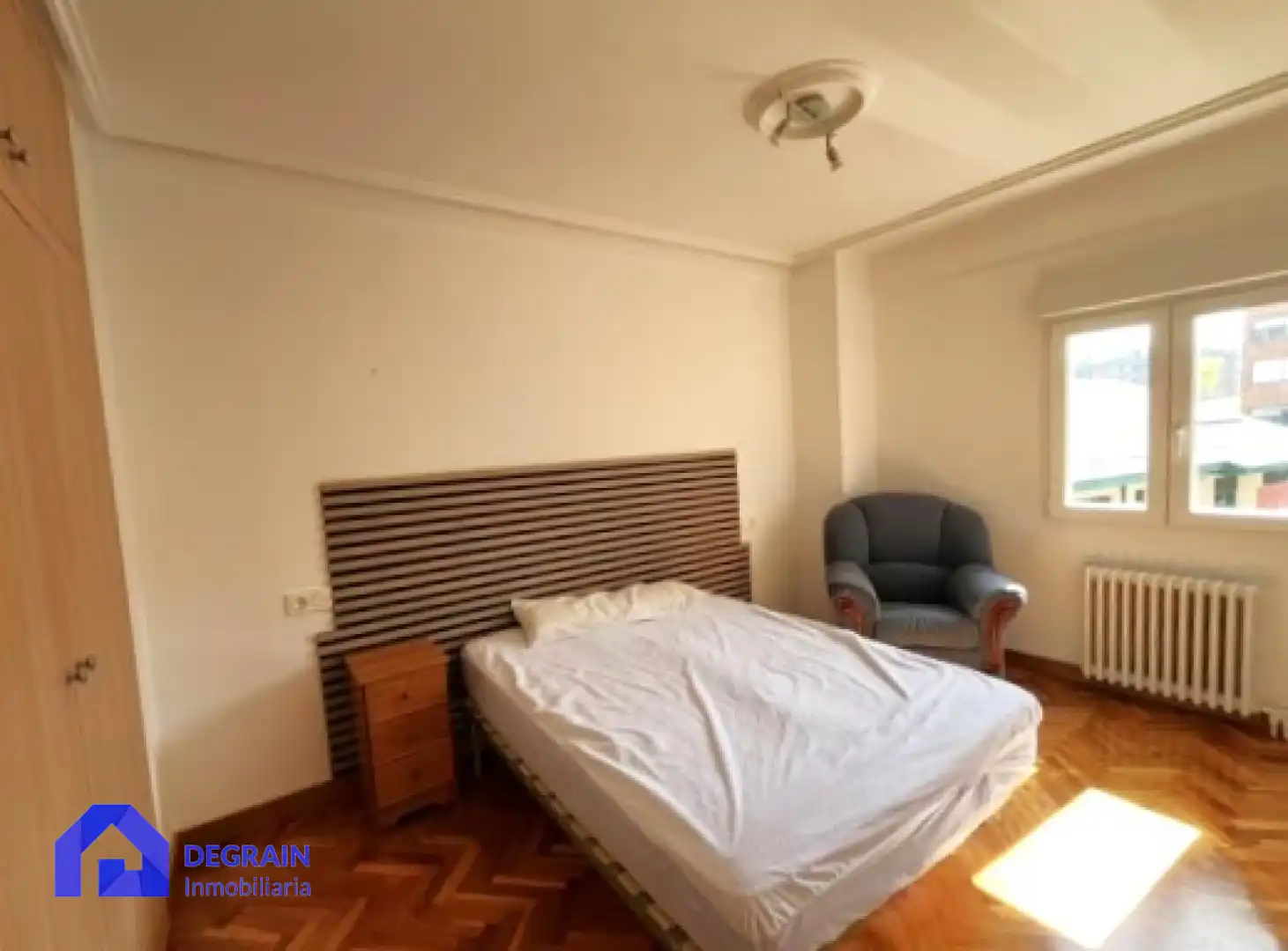 Habitación de Piso en venta en Oviedo  con Calefacción, Terraza y Trastero