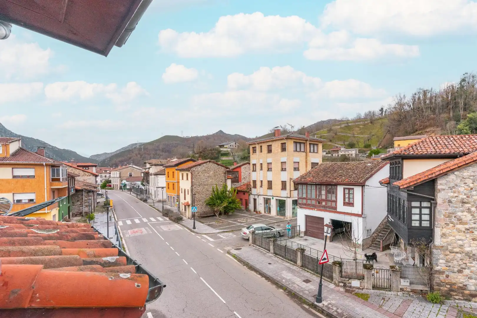 Vista exterior de Casa o xalet en venda en Sobrescobio amb Jardí privat