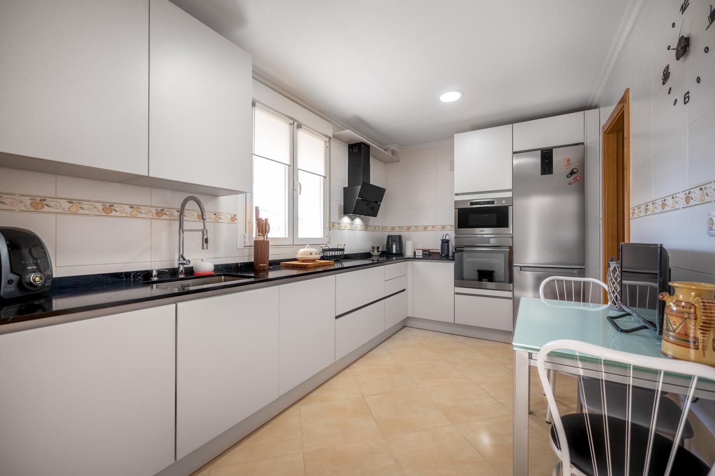 Cuina de Casa adosada en venda en San Pedro del Arroyo amb Jardí privat, Traster i Piscina