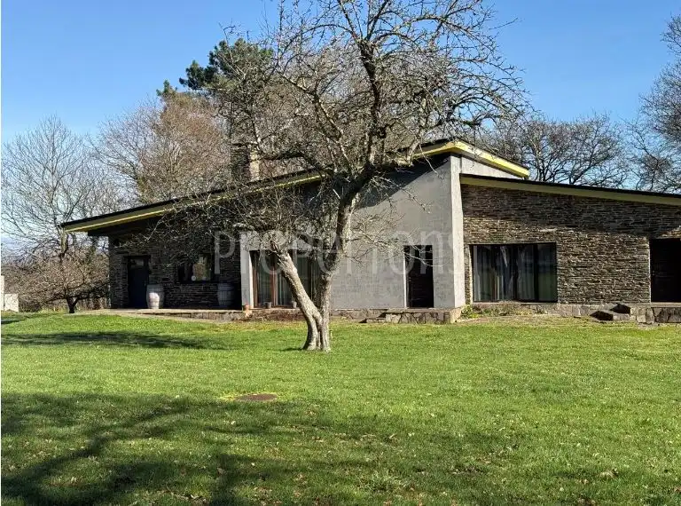 Außenansicht von Residential zum Verkauf in Friol