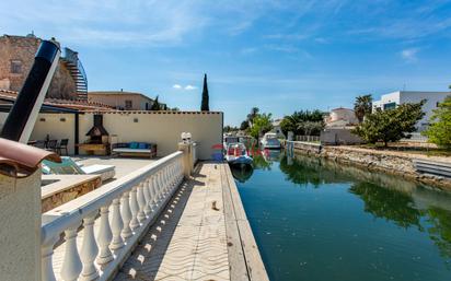 Piscina de Casa adosada en venda en Empuriabrava amb Aire condicionat i Piscina