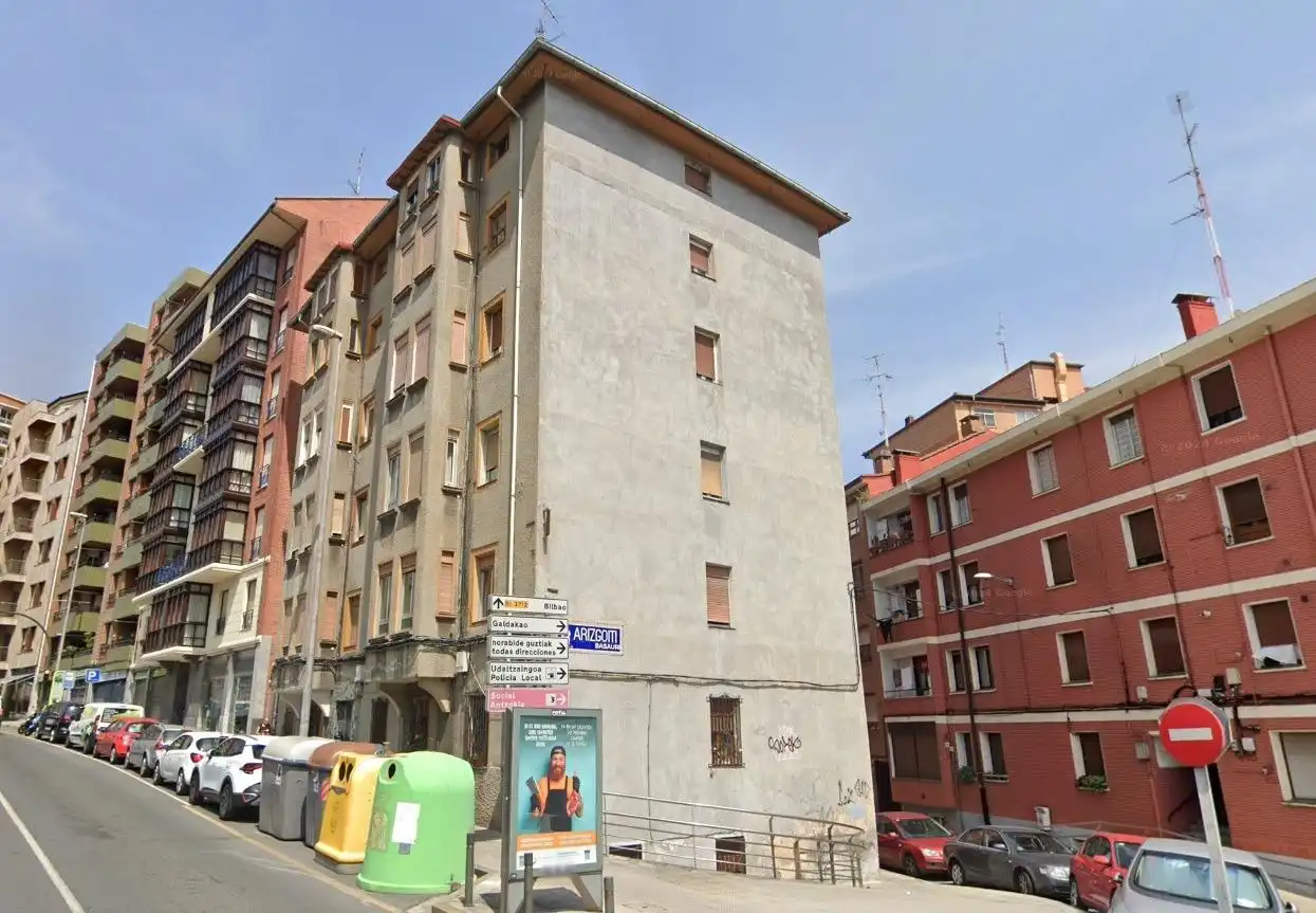 Außenansicht von Wohnung zum Verkauf in Basauri  mit Heizung