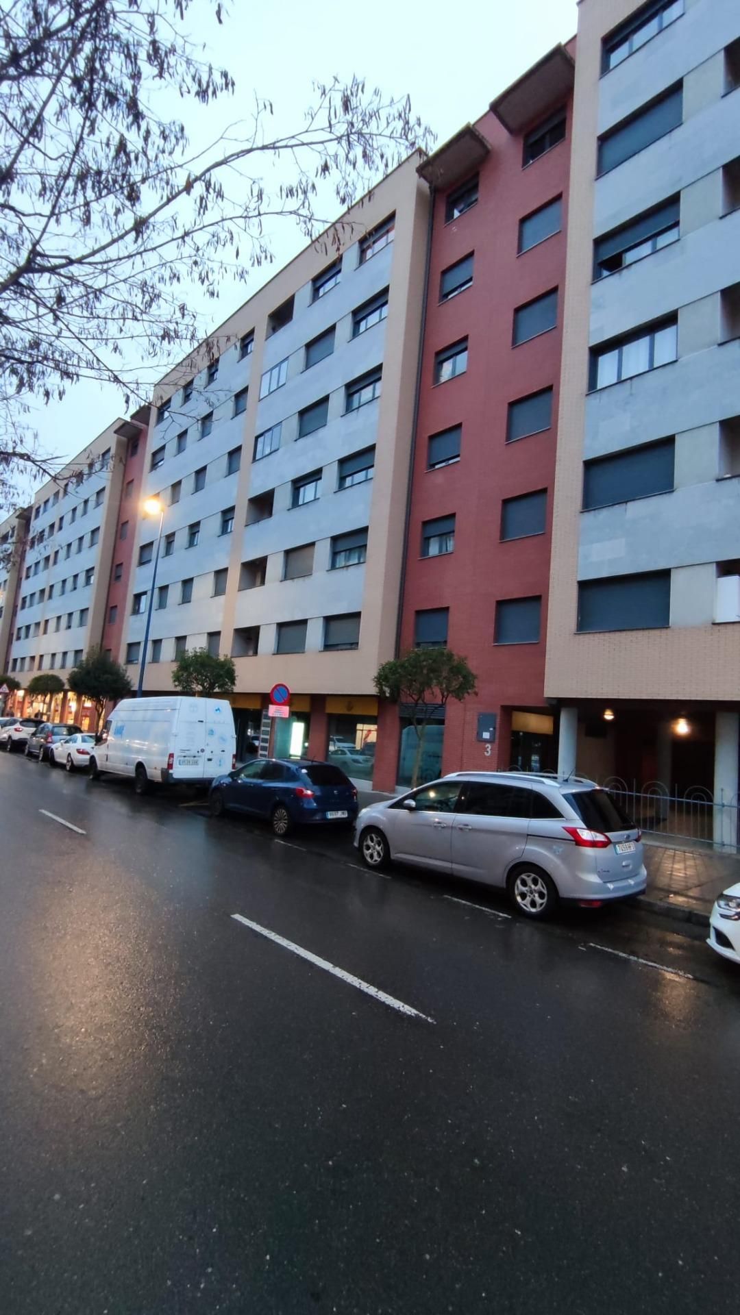 Vista exterior de Pis en venda en León Capital  amb Calefacció, Terrassa i Balcó