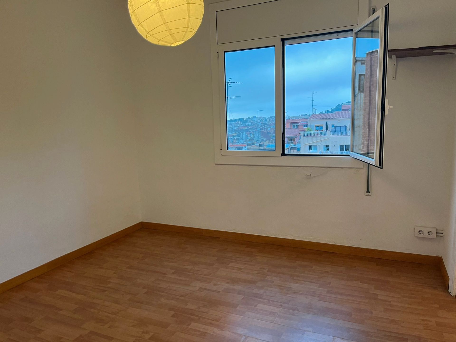 Dormitori de Pis en venda en  Barcelona Capital amb Forn i Alarma