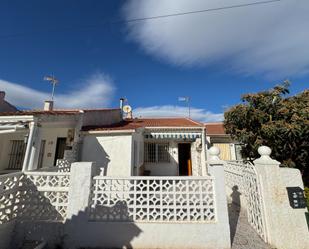 Vista exterior de Casa adosada en venda en Torrevieja amb Aire condicionat, Calefacció i Terrassa